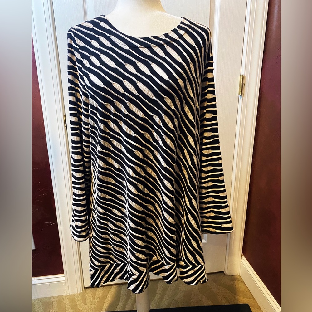 Moonlight Lightweight Textured Back Button Tunic - image 1